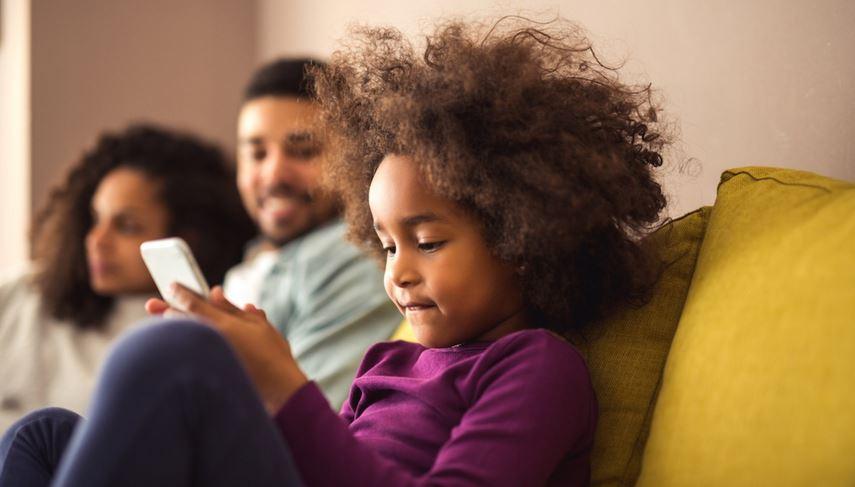 Pesquisa aponta: 40% dos pais acreditam que filhos estão "viciados" em dispositivos móveis