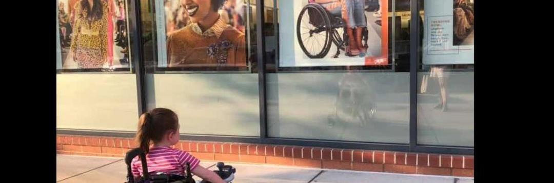 Menina sente-se representada ao ver anúncio com mulher em cadeira de rodas e foto viraliza!