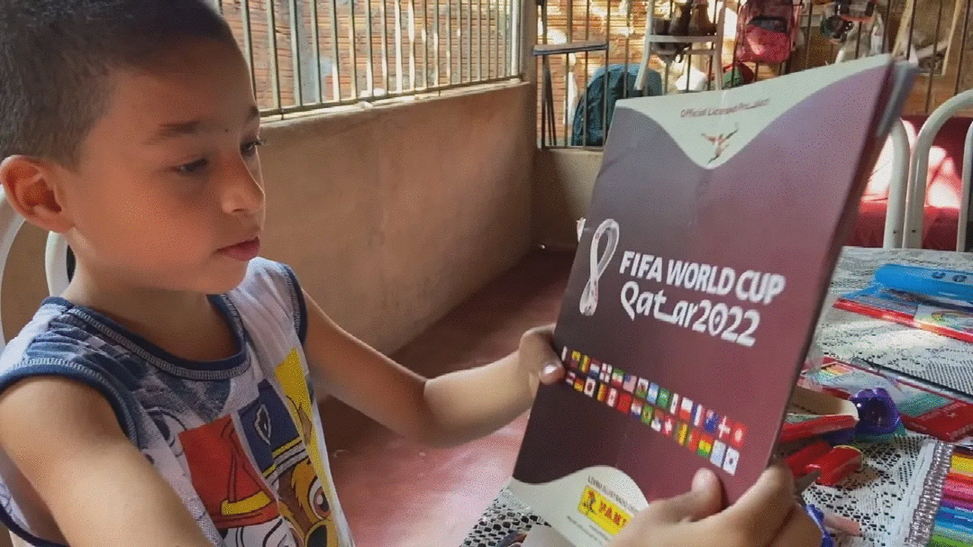 Menino que viralizou ao desenhar o próprio álbum da Copa do Mundo pula de alegria ao ganhar livro oficial | Vídeo